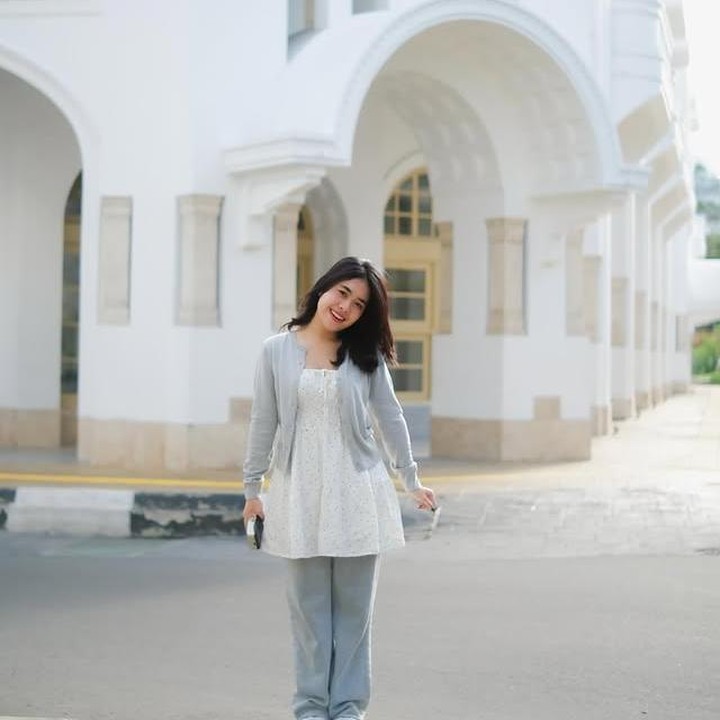 <p>Dalam salah satu unggahannya, Alifah tampak cantik mengenakan <em>outfit</em> kasual perpaduan atasan putih abu dengan <em>jeans</em>. Rambut panjangnya yang terurai membuat pesonanya kian memikat ya, Bunda.&nbsp;Tak berhenti di situ, Alifah juga menuliskan caption manis yang bikin warganet heboh. Dengan polosnya, ia seakan memberi kode seolah sudah menantikan sosok pria yang datang menjemputnya, &ldquo;Adek tunggu abang di rumah,&rdquo; tulis Alifah lewat unggahan Instagramnya.&nbsp;(Foto: Instagram @alifalubis)</p>
