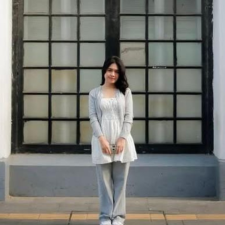 <p>Unggahan itu pun menuai banyak komentar dari netizen. &ldquo;Lifa enggak cape apa cantik terus,&rdquo; tulis akun @ink****. &ldquo;MasyaAllah anak kecil inii ko tambah cantik yaaaa,&rdquo; ujar @jan****. Bahkan ada juga yang terkejut dengan perubahan Alifah, &ldquo;Knp kamu udh besar lagi,&rdquo; kata @ana****. (Foto: Instagram @alifalubis)</p>
