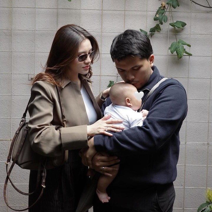 <p>Satu tahun mengarungi bahtera rumah tangga, pasangan Aaliyah Massaid dan Thariq Halilintar telah dikaruniai satu anak laki-laki yang lahir pada 13 Juni 2025. Keduanya pun sering memamerkan kebersamaan dengan sang putra yang diberi Ahmad Arash Omara Thariq. (Foto: Instagram@aaliyah.massaid)</p>