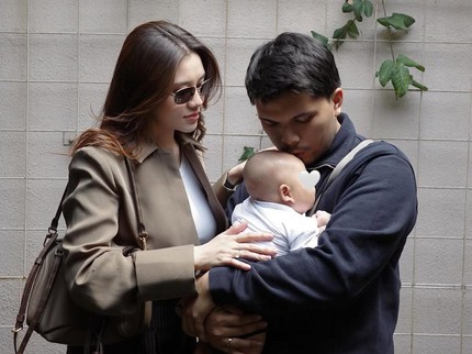 Terpopuler: Potret Aaliyah Massaid dan Thoriq Momong Anak