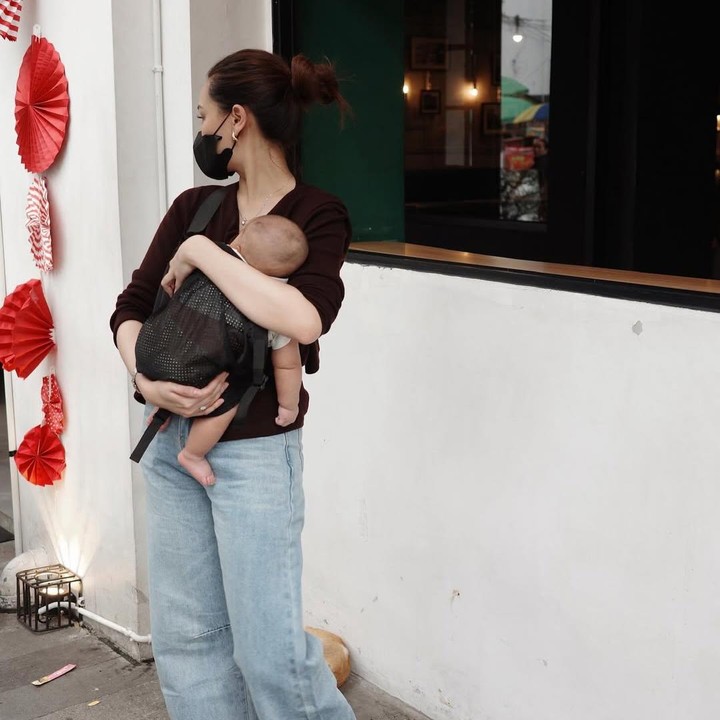 <p><em>Postingan</em> itu memperlihat momen ketika Aaliyah dan Thoriq mengasuh putranya. Meskipun wajah sang putri masih disembunyikan oleh mereka, tak sedikit netizen yang salah fokus dengan tubuh mungilnya yang menggemaskan. (Foto: Instagram@aaliyah.massaid)</p>