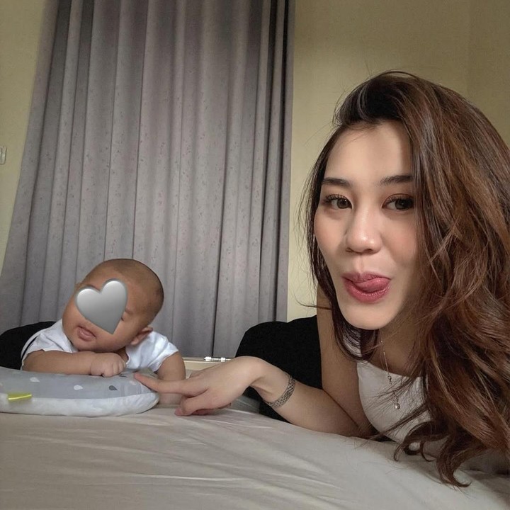 <p>Tentu saja hal tersebut menuai pujian netizen yang membanjiri kolom komentar. &ldquo;Meski ditutup emot tapi udah keliatan lucu banget,&rdquo; tulis akun <em>@zaviena**.</em> &ldquo;Sehat-sehat Abang Arash, <em>MasyaAllah Tabarakallah</em> gemoy,&rdquo; tulis akun <em>@dini_lisya**.</em> (Foto: Instagram@aaliyah.massaid)</p>