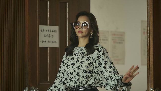 Honey Lee kembali membintangi drama Korea terbaru berjudul Aema. Drama itu mengusung latar di industri film Korea era 1980-an.