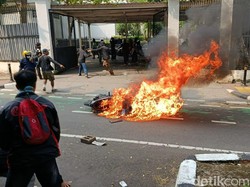 Jebol Pintu Kecil Belakang DPR, Massa Demo 25 Agustus Bakar Motor