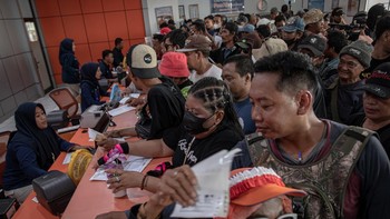 FOTO: Warga Pati Ramai-ramai Kirim Surat ke KPK soal Bupati Sudewo