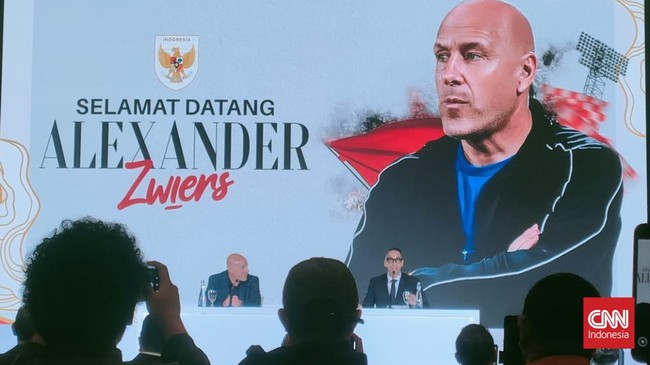 Alexander Zwiers Resmi Jadi Dirtek PSSI Ketua Umum PSSI, Erick Thohir, secara resmi mengumumkan penunjukan Alexander Zwiers sebagai Direktur Teknik PSSI nan baru.