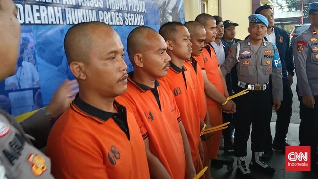 Seorang anggota Brimob dan lima warga sipil ditetapkan tersangka intimidasi dan pengeroyokan terhadap wartawan saat liputan penutupan pabrik di Banten.