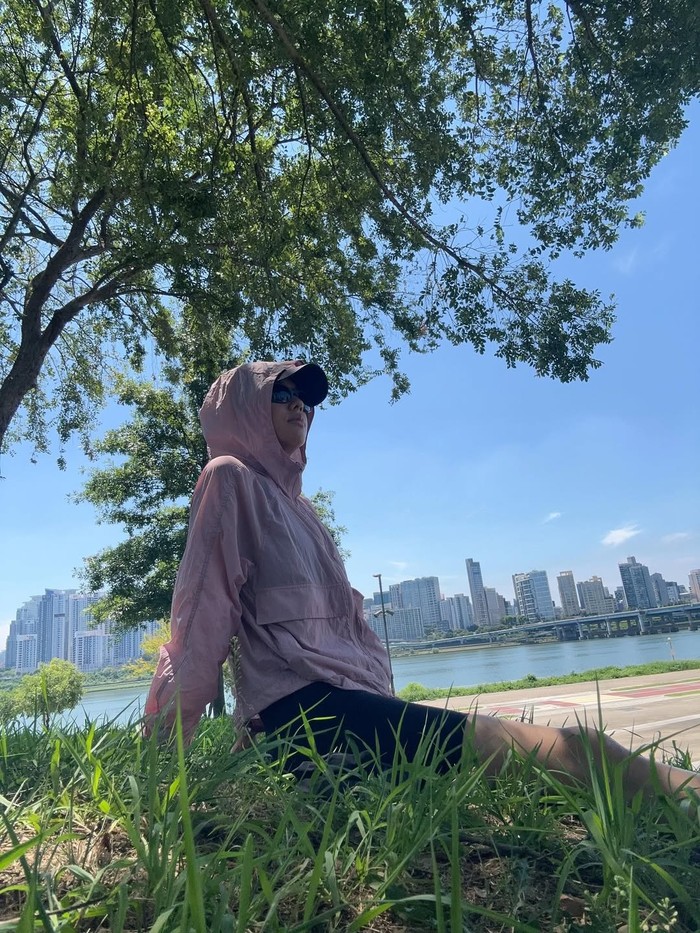 Bagi Ahn Eun Jin, olahraga tidak hanya tentang membakar kalori tetapi juga mengisi energi dalam proses relaksasi, termasuk menenangkan pikiran sambil duduk santai di bawah pohon rindang dan memandangi keindahan alam./ Foto: instagram.com/eunjin__a