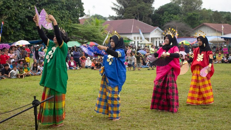 Baju adat Sulawesi Selatan Baju adat Sulawesi Selatan