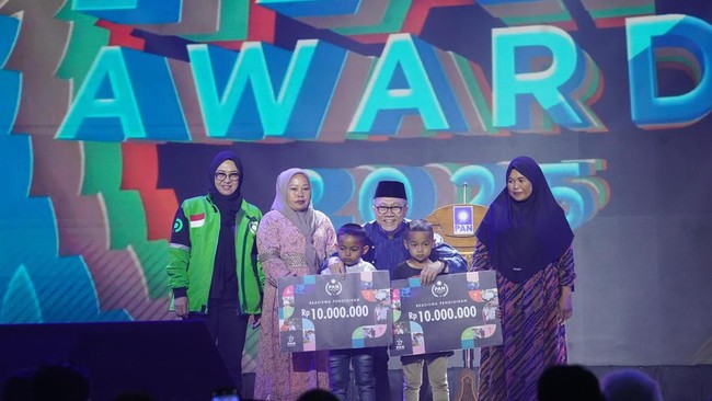 Zulkifli Hasan, Ketua Umum PAN berikan beasiswa Rp10 juta kepada dua bocah pemungut makanan sisa di HUT RI, Aksi mereka jadi pelajaran berharga bagi masyarakat.