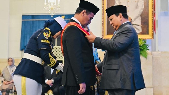 Apresiasi diberikan atas jasa luar biasa dalam bidang pertanian melalui berbagai program, seperti swasembada pangan, serta pengendalian impor strategis.