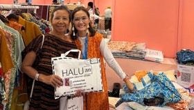 Pengusaha Muda Bali Pasarkan Fashion Sentuhan Digital di Pameran BRI