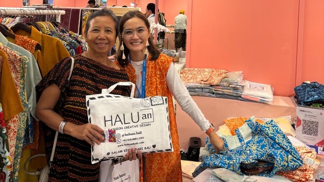 Haluan Bali, brand fashion lokal asal Bali, sukses menembus pasar internasional dengan produk berkelanjutan yang menggabungkan seni tradisional dan modern.