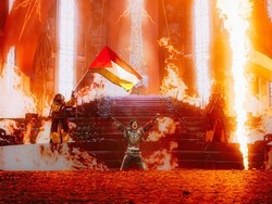 Momen Emosional BMTH Kibarkan Bendera Palestina di Ujung Aksi Panggung