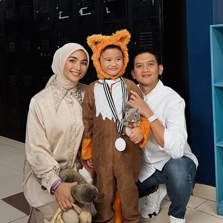 <p>Kehidupan artis memang kerap menarik perhatian, tak terkecuali keluarga Citra Kirana. Setelah menikah dengan Rezky Aditya, Citra dikaruniai putra bernama Keene Atharrazka Adhitya atau yang akrab disapa Athar. Baru-baru ini, Athar berhasil menyita perhatian karena mendapat penghargaan Class Comedian alias komedian di kelasnya, Bunda. (Foto: Instagram @citraciki)</p>