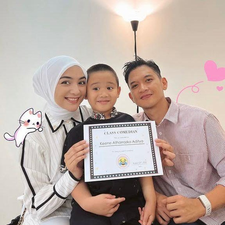 <p>Citra Kirana pun membagikan momen tersebut melalui akun Instagram pribadinya. Saking senangnya, sang Bunda menulis keterangan foto dengan rasa bangga. &ldquo;Gemezz! Belajar dari siapa mass kamu berkomedii sampe bikin teman-teman kamu ketawa di kelasss,&rdquo; tulis Citra, Senin (25/08/2025). (Foto: Instagram @citraciki)</p>