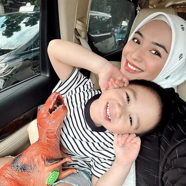 <p>Kepintaran dan <em>sense of humor-</em>nya Athar ini tentu bikin netizen <em>auto</em> terkagum-kagum. Bahkan dalam <em>caption</em>-nya, sang Bunda pun menilai Athar punya sifat mirip dengan sang Ayah. &ldquo;Anak <em>extrovert</em> sejati emg iniiii yaaa&hellip;..seneng kalo jadi pusat perhatian, kayak papa nyaaaaa, alhamdulillah,&rdquo; tulis Citra. (Foto: Instagram @citraciki)</p>