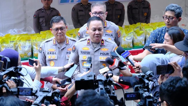 Polri luncurkan Gerakan Pangan Murah 2025 untuk stabilitas harga pangan. Paket berisi beras, terigu, gula, dan minyak goreng dijual terjangkau.