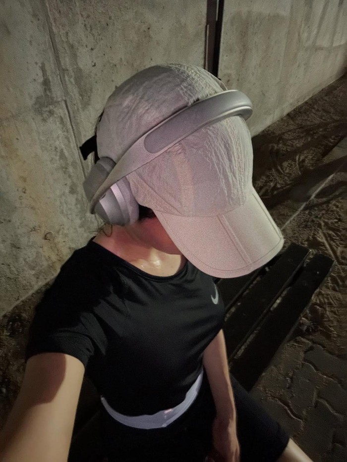 Dalam aktivitasnya menjaga kebugaran tubuh melalui berolahraga, Ahn Eun Jin kerap kali ditemani dengan alunan musik dari headphone yang mampu meningkatkan semangat maupun menjaga suasana hati tetap baik./ Foto: instagram.com/eunjin__a