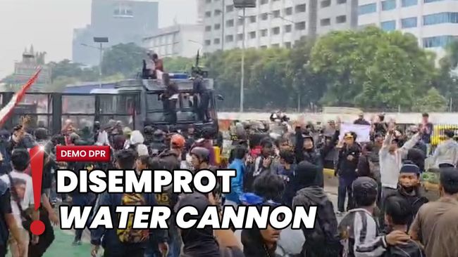 Demo Tolak Tunjangan Anggota DPR Memanas, Massa Didorong Menjauh