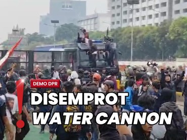 img-title Demo Tolak Tunjangan Anggota DPR Memanas, Massa Didorong Menjauh