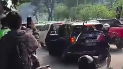 Nekat Terobos Pendemo, Mobil Diduga Milik Pejabat Diamuk Massa