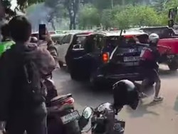 Nekat Terobos Pendemo, Mobil Diduga Milik Pejabat Diamuk Massa