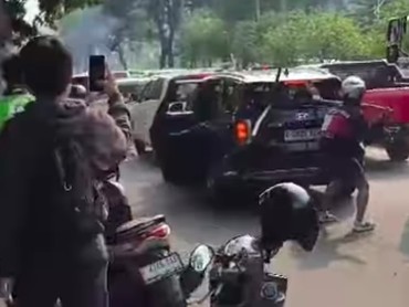 img-title Nekat Terobos Pendemo, Mobil Diduga Milik Pejabat Diamuk Massa