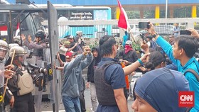 Demo 25 Agustus di Depan DPR, Water Cannon Semprot Demonstran