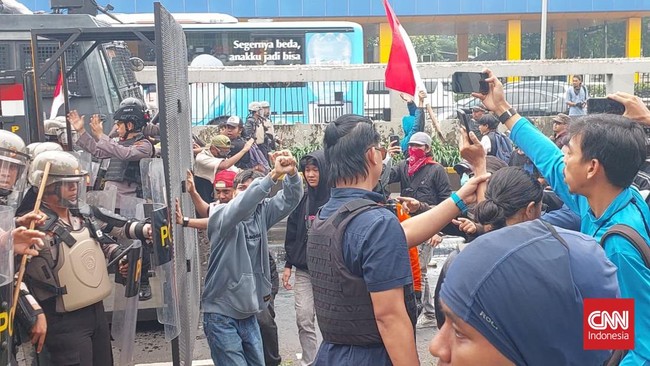 Aparat kepolisian memukul mundur massa demo 25 Agustus di depan kompleks parlemen, Jakarta, dengan menyemprotkan water cannon.