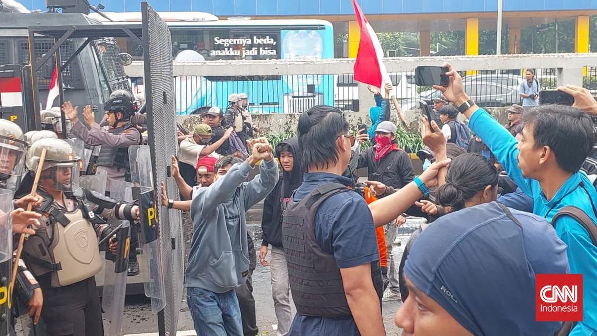 Demo 25 Agustus di Depan DPR, Water Cannon Semprot Demonstran