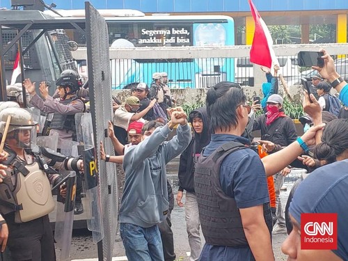 Demo 25 Agustus di Depan DPR, Water Cannon Semprot Demonstran