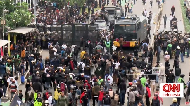 Aparat kepolisian membubarkan demo di depan kompleks parlemen Jakarta dengan water cannon dan gas air mata. 1.250 personel dikerahkan untuk pengamanan.