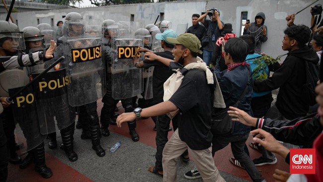 Massa mahasiswa yang melakukan demo 25 Agustus di depan Gerbang Pancasila, DPR, menyerukan pembubaran lembaga tersebut, Senin (25/8).