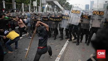 FOTO: Aparat dan Massa Aksi Demo 25 Agustus DPR Bentrok
