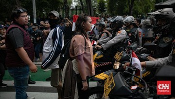 Demo 25 Agustus di DPR, Polisi-Massa Bentrok di Jalan Gerbang Pemuda