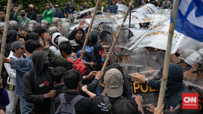 DPR Tetap Gelar Rapat Meski Demo 25 Agustus di Luar Gedung Memanas DPR tetap menggelar rapat meski situasi demo 25 Agustus di luar kompleks parlemen, Jakarta, Senin (25/8) siang, dalam kondisi 'memanas'.
