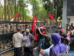 Demo Depan Kantor Gubernur Sulsel Tutup Jalan ke Perintis, Massa Dobrak Pagar