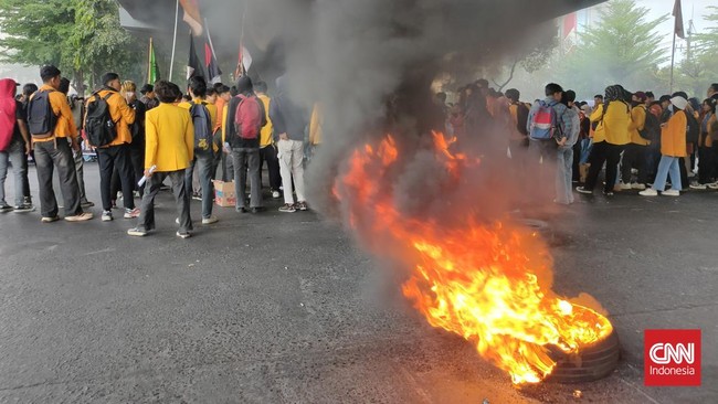 Gubernur Sulsel Sorot Dampak Ekonomi Imbas Demo Rusuh di Makassar Gubernur Sulsel Andi Sudirman Sulaiman menuturkan aksi unjuk rasa pada akhir Agustus lalu berdampak pada sejumlah aktivitas pemerintahan dan roda perekonomian.