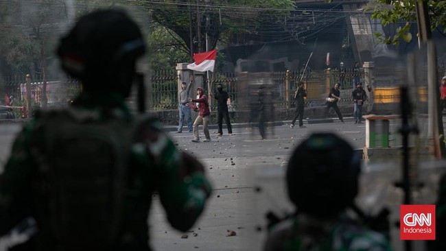 Polisi Bentuk Tim Khusus Cari 3 Orang Hilang Demo Agustus Polda Metro Jaya membentuk tim khusus untuk mencari tiga orang hilang terkait aksi unjuk rasa Agustus. Posko pengaduan juga dibuka untuk masyarakat.