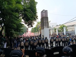 Massa Demo 25 Agustus Terus Berdatangan ke Belakang DPR dari 2 Penjuru