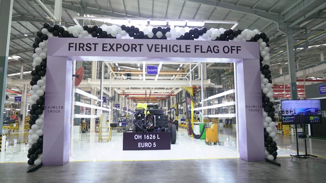 Daimler memulai ekspor sasis bus Mercedes-Benz 1626L Euro 5 yang diproduksi di pabrik terbaru di Cikarang.