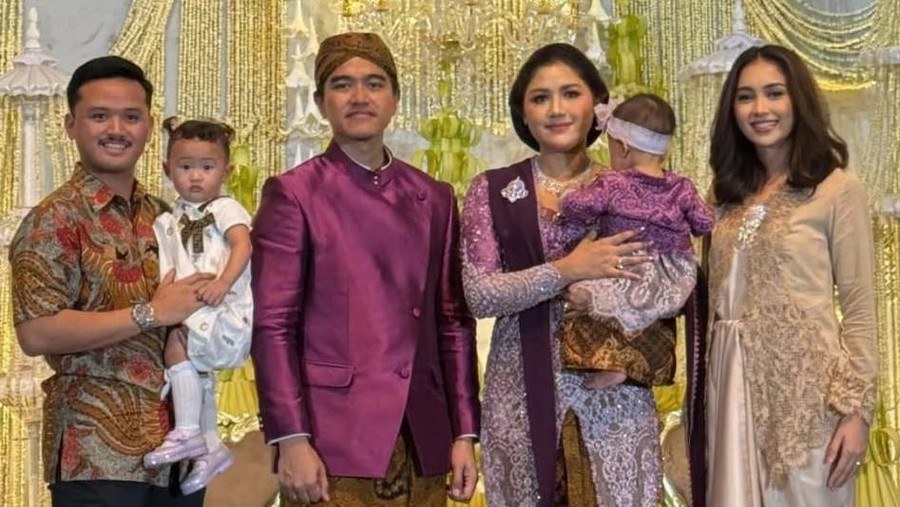 Erina Gudono dan Kaesang Gelar Acara Tedak Siten Bebingah, Ini Potretnya - Insertlive.com Erina Gudono dan Kaesang Gelar Acara Tedak Siten Bebingah, Ini Potretnya