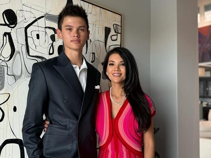 5 Potret Farah Quinn Lepas Anak Sulung Armand Kuliah Di Boston, Penuh Rasa Haru