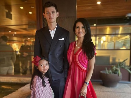 Momen Haru Farah Quinn Lepas Anak Sulung Armand Kuliah di Boston, Intip Potretnya