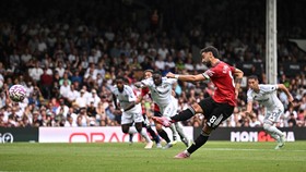 FOTO: Penalti Bruno Fernandes Gagal, MU Buang Peluang Menang