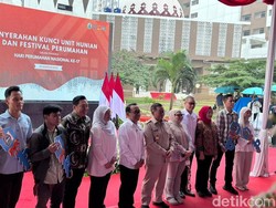 Pramono Serahkan Kunci ke 50 Warga di Rusunawa PIK Pulogadung