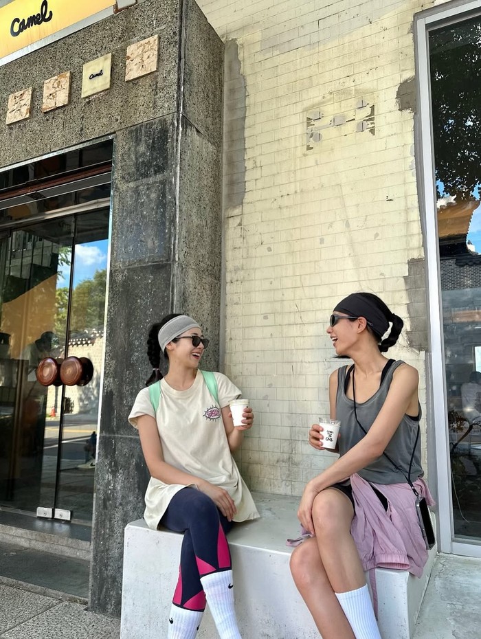 Hal terakhir yang penting dalam menjalani rutinitas sehat ala Ahn Eun Jin adalah menjaga komunikasi dengan orang terdekat sebagaimana sifat makhluk sosial yang sangat perlu untuk bertukar pikiran dan berbagi perasaan./ Foto: instagram.com/eunjin__a