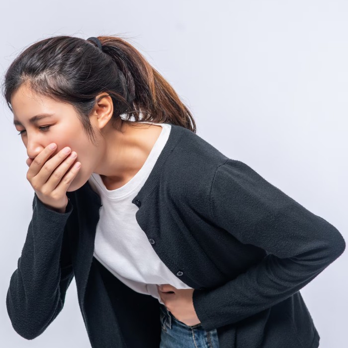 Senyawa tertentu yang terkandung dalam teh dapat menyebabkan mual, terutama jika dikonsumsi dalam jumlah banyak atau saat perut kosong