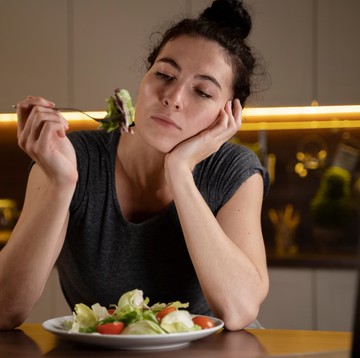 7 Makanan dan Minuman yang Perlu Dihindari saat Menstruasi, serta Alasannya!